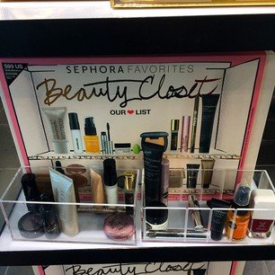 E esse kit novo da #sephora com esse monte de produtos!!?? Pra quem não tem nada de maquiagem e nem de produtos para o rosto, eu recomendo começar por esse! Achei incrível! (U$ 99) #SephoraFavorites #BeautyCloset